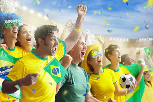 Torcedores brasileiros comemorando
